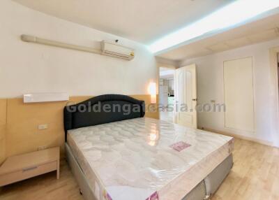 2 Bedrooms Furnished Condo at Las Colinas, Asok