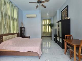 House for rent close to Yinyom Beach, only 450m from the shore.