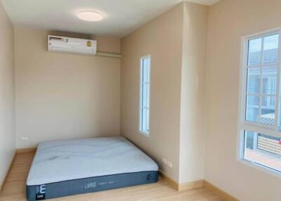 Bedroom with air conditioning and mattress