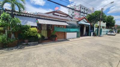 Street view of houses with plants and cars