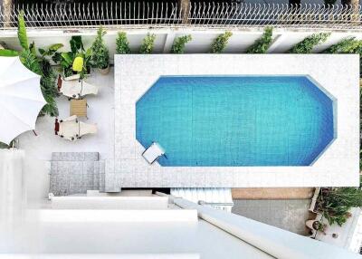 Aerial view of a swimming pool and relaxation area