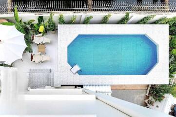 Aerial view of a swimming pool and relaxation area