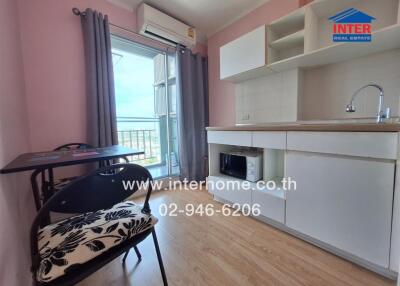 Modern kitchen with dining area