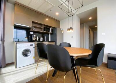 Modern kitchen with dining area