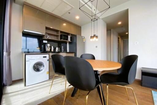 Modern kitchen with dining area