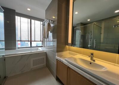 Modern bathroom with large mirror and bathtub