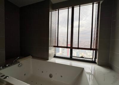 Modern bathroom with large bathtub and city view