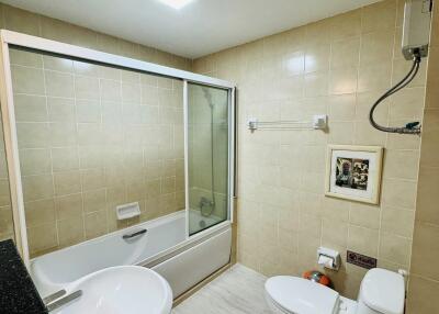 Modern bathroom with bathtub, toilet, and sink