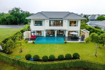 Exterior view of a modern house with a pool