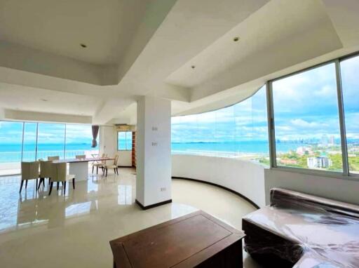 Large corner unit on Baan Amphur beach