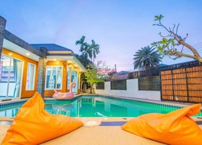 Beautiful 4-bedroom pool villa in Huay Yai