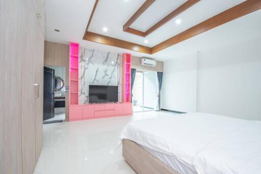 Beautiful 4-bedroom pool villa in Huay Yai