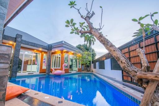 Beautiful 4-bedroom pool villa in Huay Yai