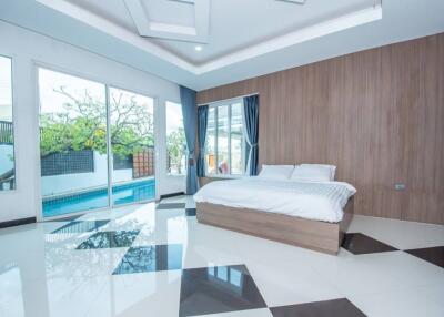 Beautiful 4-bedroom pool villa in Huay Yai