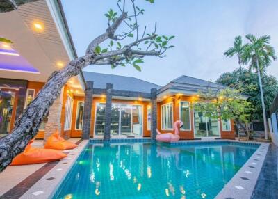 Beautiful 4-bedroom pool villa in Huay Yai