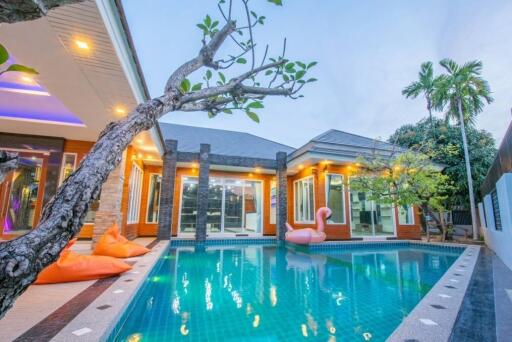 Beautiful 4-bedroom pool villa in Huay Yai