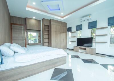 Beautiful 4-bedroom pool villa in Huay Yai