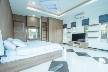 Beautiful 4-bedroom pool villa in Huay Yai