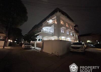 4-BR Townhouse near MRT Khlong Toei