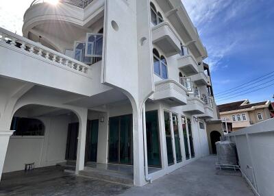 4-BR Townhouse near MRT Khlong Toei