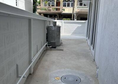 4-BR Townhouse near MRT Khlong Toei