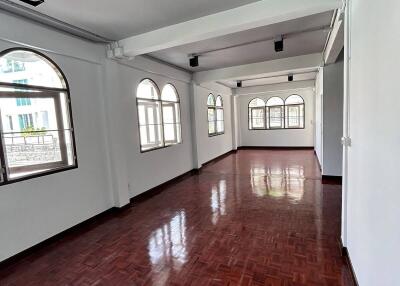 4-BR Townhouse near MRT Khlong Toei