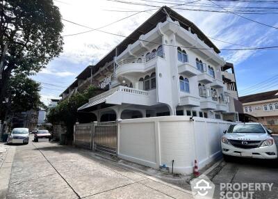 4-BR Townhouse near MRT Khlong Toei