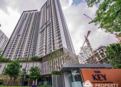 2-BR Condo at The Key Sathorn - Charoenraj near BTS Saphan Taksin