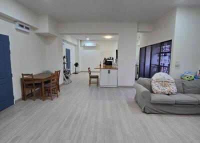 3-BR Condo at Lumpini Place Suanplu Sathorn near MRT Lumphini