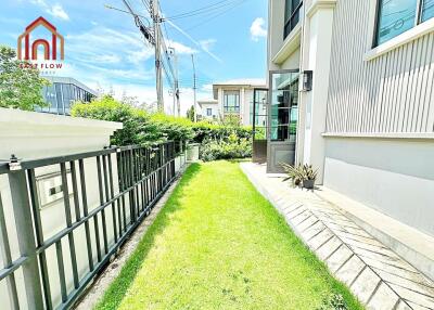 Side yard with grass and modern exterior