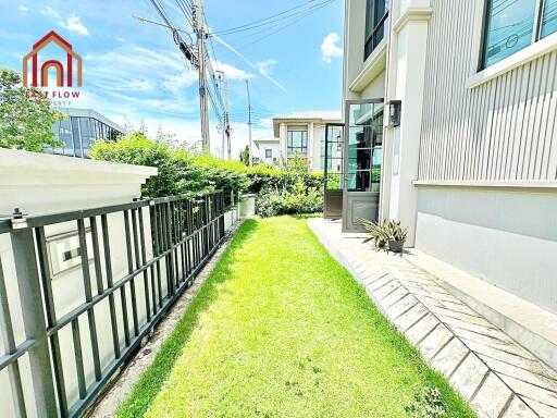 Side yard with grass and modern exterior