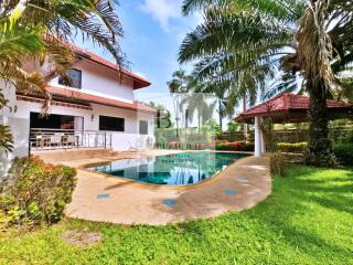 Beautiful backyard with pool