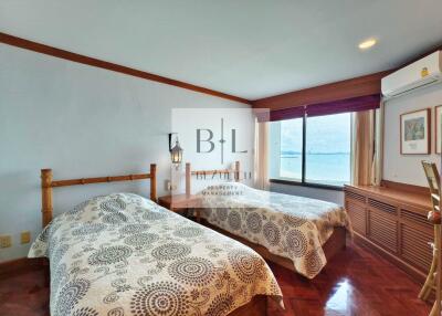 Bedroom with two beds and sea view