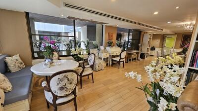 Luxury Spacious Condo Sukhumvit 21 Sale