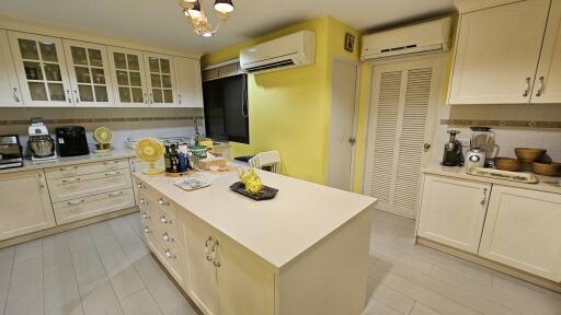 Luxury Spacious Condo Sukhumvit 21 Asoke