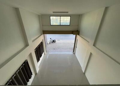 Unfurnished Home/Shop : Suthep