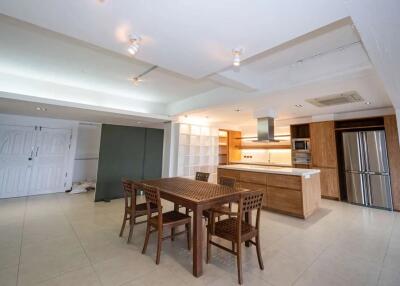 Luxury 290 Sqm Apartment : Embassy House Condominium