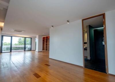 Luxury 290 Sqm Apartment : Embassy House Condominium