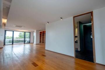 Luxury 290 Sqm Apartment : Embassy House Condominium