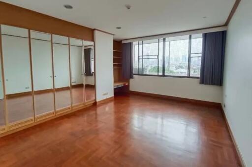 Baan Yen Akard 3 bedroom unfurnished condo for rent