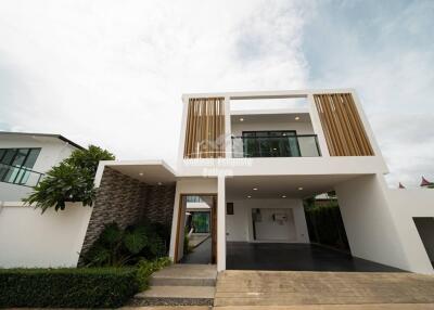 Stunning, 3 bedroom, 4 bathroom, pool villa for sale at Mabprachan Lake, East Pattaya.