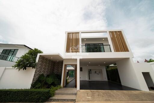 Stunning, 3 bedroom, 4 bathroom, pool villa for sale at Mabprachan Lake, East Pattaya.