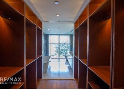 Luxurious 542m² Condo in Central Bangkok - Prime Location, Modern Amenities, Spectacular Views