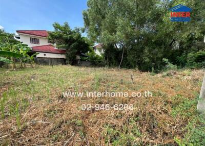 Vacant plot of land with surrounding residential buildings