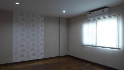 Spacious bedroom with air conditioning and window blinds