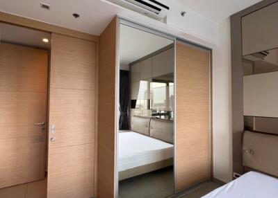 Modern bedroom with mirrored closet and air conditioning