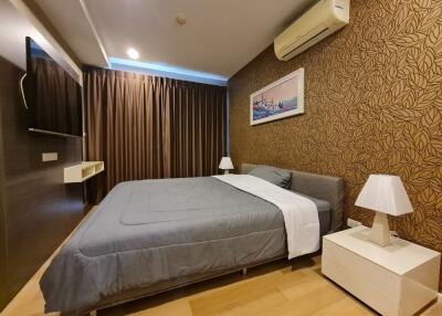 Modern bedroom with a double bed, air conditioning, and contemporary decor