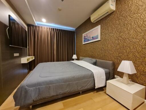 Modern bedroom with a double bed, air conditioning, and contemporary decor