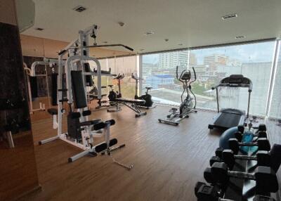 Well-equipped gym with city view