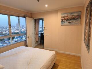 Bedroom with a view of the city